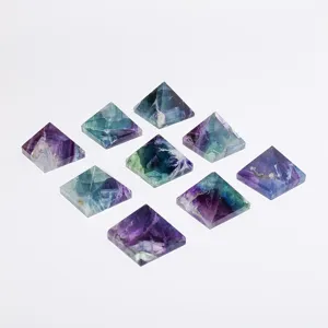 Vue rapprochée d'ornements de pyramide en cristal de fluorite colorée et détails minéraux.