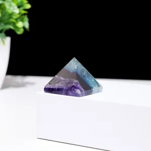 Pyramide en cristal de fluorite colorée naturelle, pierre de guérison, ornement de décoration.