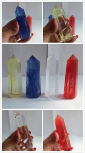 Dettaglio colonna di cristallo con punte di quarzo naturali e pilastri di pietra colorata.