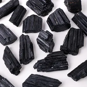 Pietra grezza di tormalina nera naturale, minerale di cristallo per decorazione e aromaterapia.