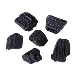 Pietre grezze di tormalina nera naturale cristalli minerali per decorazione e guarigione.