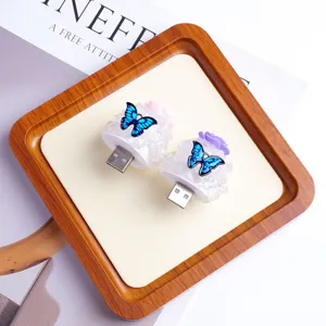 Kristalen USB nachtlampje met vlinderdecoratie en natuursteen voor sfeervolle verlichting.