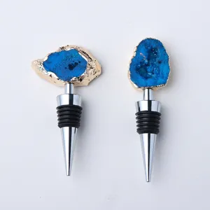 Detailansicht galvanisierter blauer Achat-Geoden-Weinstopper mit Goldrand und Dichtungsring.