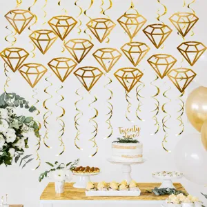 Goldene Diamant Hängespiralen und geometrische Papierornamente für Hochzeitsdeko an der Decke.
