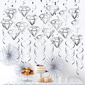 Detailansicht silberner Diamant Hängespiralen und Party Tischendekoration Feier.
