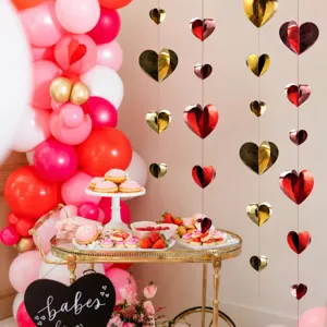 Guirlande de cœurs en papier 3D suspendue, vue de détail pour fête et décoration de mariage.