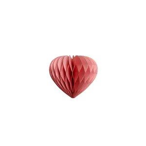 Décoration de cœur en papier alvéolé rouge vif, idéale pour toutes les fêtes et mariages.