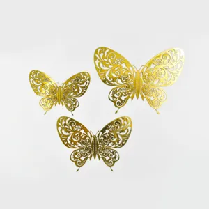 Autocollants muraux papillons creux 3D dorés pour décoration maison, salon et fêtes.