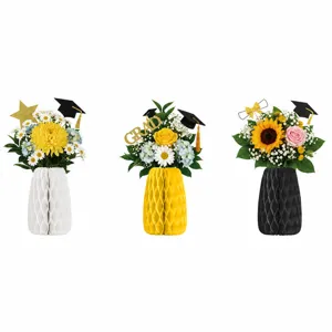 Decorazione da tavola con vaso a nido d'ape per festa di laurea con fiori e cappello.