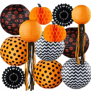 Détails en gros plan de lanternes en papier suspendues et décoration de citrouille.