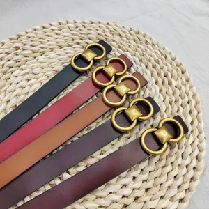 Gros plan détaillé de ceintures pour femmes en cuir véritable avec boucles anneaux vintage.