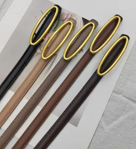 Vista dettagliata di sottile cintura in pelle da donna con elegante fibbia ovale dorata.