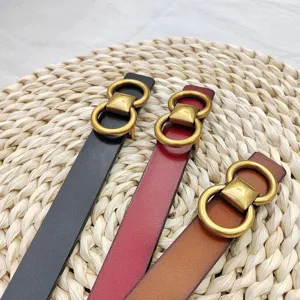 Vue détaillée de ceinture en cuir véritable avec boucle double anneau dans trois couleurs rétro.