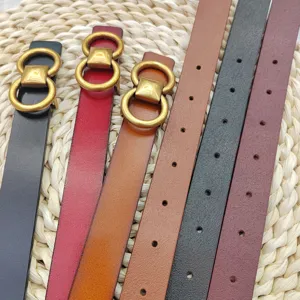 Gros plan détaillé sur des ceintures en cuir véritable avec boucles vintage à double anneau métal.