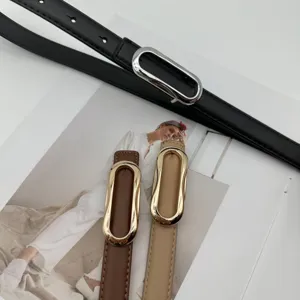 Vue détaillée de ceintures en cuir fin pour femmes avec boucles ovales métalliques noir beige.