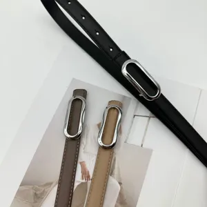 Vue détaillée d'une ceinture minimaliste pour femme en cuir véritable avec boucle ovale.