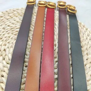 Vue détail ensemble ceinture femme en cuir, lanière cuir véritable multicolore boucle métal.