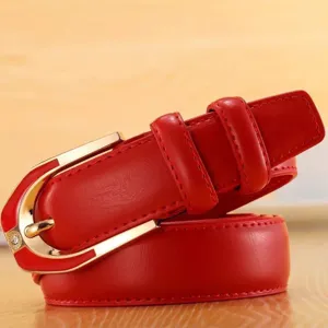 Λεπτομερής λήψη κόκκινης γυναικείας δερμάτινης ζώνης με χρυσή αγκράφα και στρας μόδας.