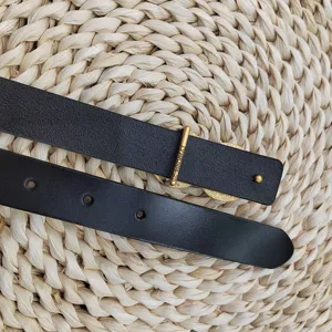 Vue détaillée d'une ceinture en cuir noir pour femme avec boucle et passant en métal doré rétro.