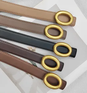 Élégante ceinture en cuir pour femme avec une grande boucle ovale dorée pour le style.