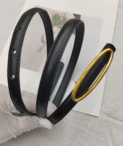 Cintura sottile da donna in pelle nera minimalista con elegante fibbia ovale color oro chic.