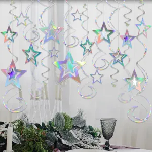 Vista detallada de espirales colgantes de estrellas cortadas con láser holográfico.