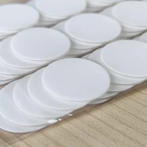 Detalle de puntos adhesivos acrilicos redondos blancos, accesorios de manualidades