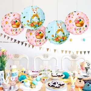 Lanternes en papier suspendues de Pâques avec des motifs de lapin et d'œufs pour fête