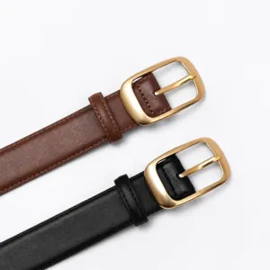 Vue détaillée de la ceinture en cuir vintage pour femme avec boucle ardillon en laiton massif noir.