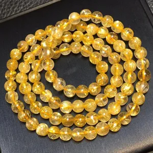 Gros plan détail de bracelet collier en quartz rutile doré naturel multi-tours