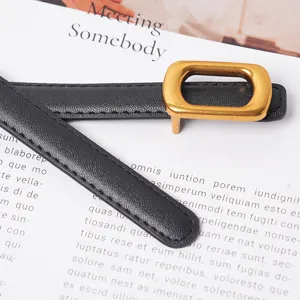 Ceinture fine en cuir pour femme gros plan détail, boucle dorée élégante, lanière noire.