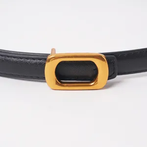 Gros plan détaillé d'une ceinture pour femme en cuir noir avec boucle dorée.