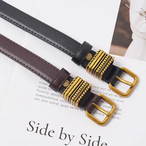 Ensemble de ceinture fine en cuir pour femme avec boucle ardillon dorée vintage style.