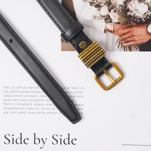 Gros plan détaillé d'une ceinture fine en cuir noir avec boucle dorée vintage.