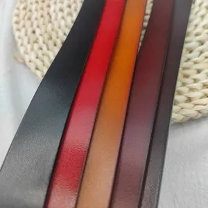 Detailopname van meerkleurige echt lederen riemstroken met een natuurlijke textuur en finish.