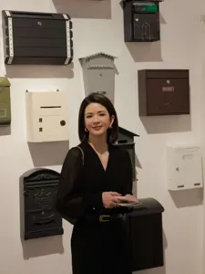 Detailansicht des Damengürtels aus Leder mit schicker Metallschnalle und schwarzem Outfit.