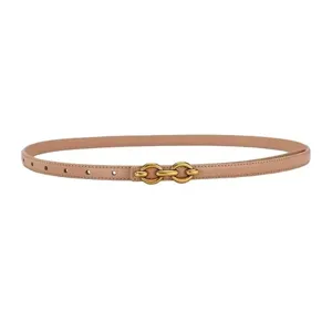Minimalistischer Ledergürtel mit goldener Metallkettenschnalle für elegante Damenoutfits.