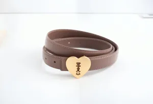 Cintura in pelle marrone da donna con fibbia dorata a forma di cuore accessorio alla moda