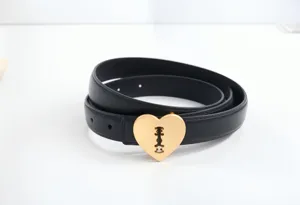 Vista dettagliata della cintura in pelle nera con fibbia a cuore dorata e finitura.