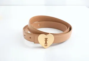 Cintura in pelle da donna con elegante fibbia in metallo a cuore, accessorio di moda.