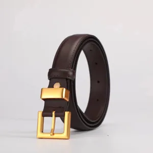 Cintura da donna in vera pelle bovina con fibbia ad ardiglione quadrata dorata, accessorio.