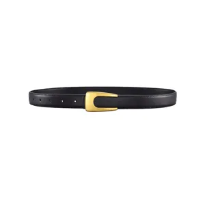 Nahaufnahme des schwarzen Damen Ledergürtels mit eleganter goldener U-förmiger Schnalle.