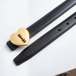 Elegante cintura nera in vera pelle da donna con una bella fibbia a forma di cuore.