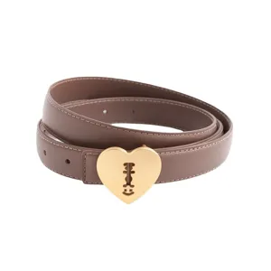 Cintura da donna in pelle marrone con fibbia a cuore dorata, vista arrotolata per outfit.