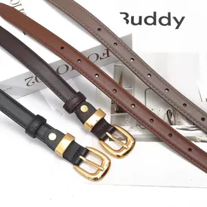 Cintura sottile in pelle da donna con fibbia dorata, accessorio elegante per pantaloni e jeans.