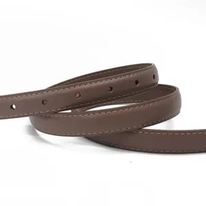 Primo piano dettagliato di una sottile cintura in pelle marrone da donna con cuciture.