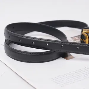 Ceinture fine en cuir noir pour femme avec boucle ardillon dorée élégante et stylée.