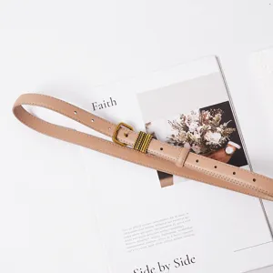 Fine ceinture en cuir véritable pour femme avec boucle ardillon dorée et passant élégant.