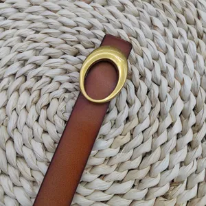 Klassieke bruine lederen damesriem met elegante gouden gesp, prachtig detail voor elke outfit.