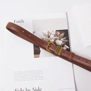 Ceinture en cuir marron élégante pour femme avec boucle ardillon dorée et anneau décoratif.